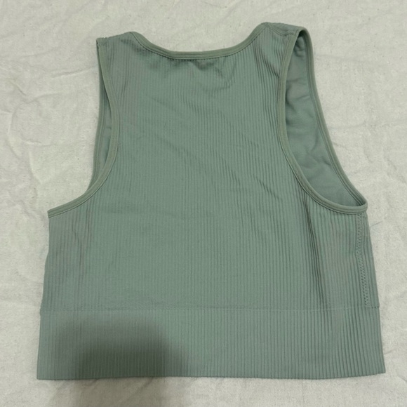 Green top - Picture 3 of 3